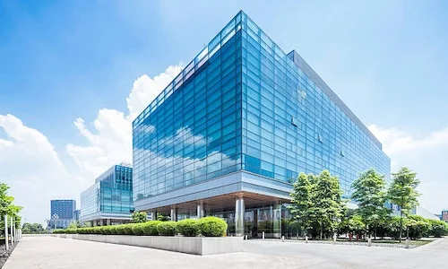 Empty road at building exterior 工廠節電、公司節電、電費上漲、企業省電、用電大戶